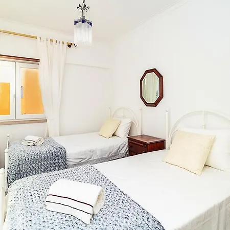 House With 2 Bedrooms In Parede With Enclosed Garden And Wifi Cascais
