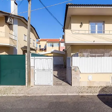 Nyaraló House With 2 Bedrooms In Parede With Enclosed Garden And Wifi *